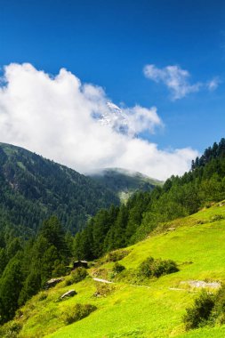 İsviçre 'nin Zermatt kentindeki Matterhorn Dağı yakınlarında yalnız bir kulübe.