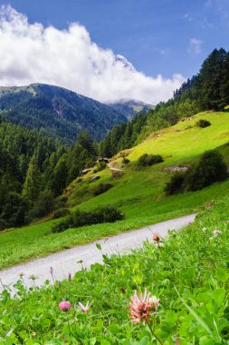 İsviçre 'nin Zermatt kentindeki Matterhorn Dağı yakınlarında yalnız bir kulübe.