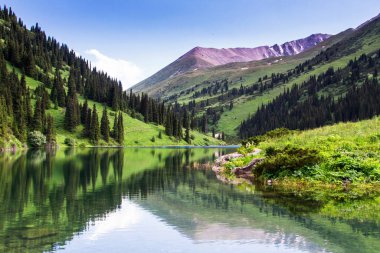 Kazakistan 'daki yüksek dağ gölü Kolsai' nin güzel manzarası, Tien Shan dağları, Orta Asya