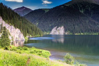 Kazakistan 'daki yüksek dağ gölü Kolsai' nin güzel manzarası, Tien Shan dağları, Orta Asya