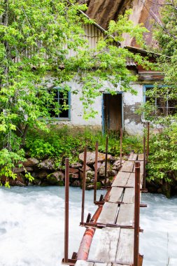 Karakol yakınlarındaki Tian Shan dağları, Kırgızistan, Orta Asya 'daki hızlı akarsu akıntısı