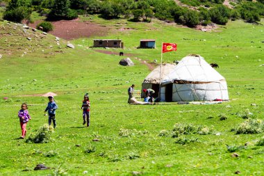 KARAKOL, KYRGYZSTAN - 11 Temmuz 2015 tarihinde Orta Asya, Kırgızistan 'da Karakol yakınlarındaki Tian Shan Dağları Alatau Platosu' nda Yurt.