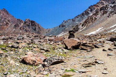 Karakol, Kırgızistan, Orta Asya yakınlarındaki Tian Shan dağlarındaki dağ vadisinde kayalar ve taşlar.