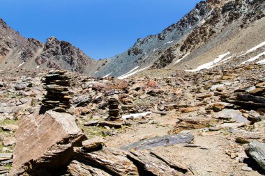 Karakol, Kırgızistan, Orta Asya yakınlarındaki Tian Shan dağlarındaki dağ vadisinde kayalar ve taşlar.