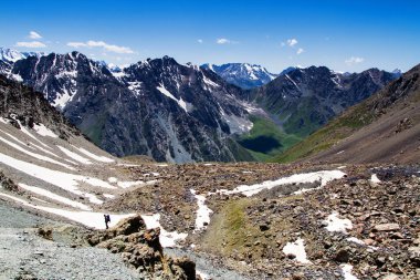 Karakol, Kırgızistan, Orta Asya yakınlarındaki Tian Shan dağlarındaki dağ vadisinde kayalar ve taşlar.