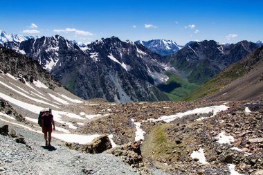 Karakol, Kırgızistan, Orta Asya yakınlarındaki Tian Shan dağlarındaki dağ vadisinde kayalar ve taşlar.