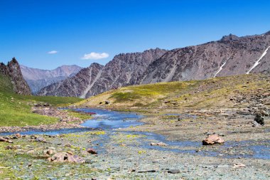 Tian Shan dağlarındaki Alatau Platosu Karakol, Kırgızistan, Orta Asya. Fotoğraf Teleti Geçidi 'nde çekildi..