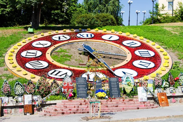 Ukrayna. KIEV - 5 Temmuz 2015: Meydan Nezalezhnosti Meydanı, Institutskaya steet, Euromaidan kahramanlarının şehit olmuş resimlerinin galerisi
