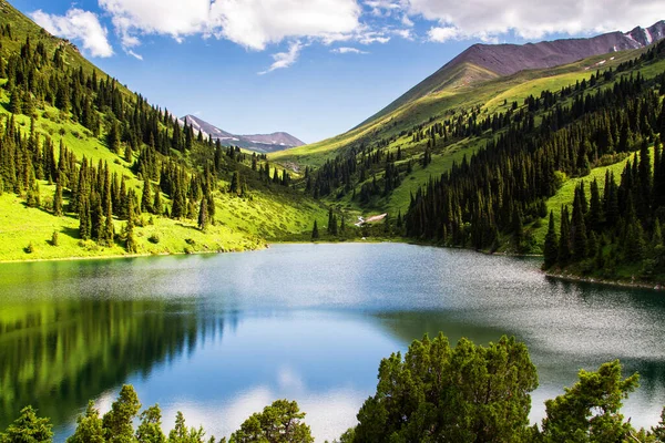 Kazakistan 'daki yüksek dağ gölü Kolsai' nin güzel manzarası, Tien Shan dağları, Orta Asya