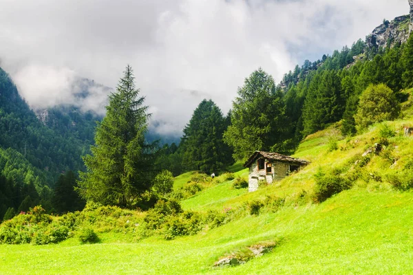 スイスのツェルマットにあるマターホルン山近くの孤独な小屋 — ストック写真