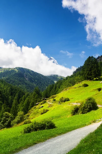 Sviçre Nin Zermatt Kentindeki Matterhorn Dağı Yakınlarında Yalnız Bir Kulübe — Stok fotoğraf