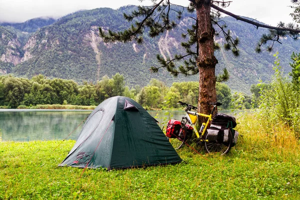 Sion Suiza Agosto Camping Solitario Junto Lago Una Mañana Lluviosa —  Fotos de Stock
