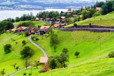İsviçre 'deki bir Thun Gölü' nün panoramik görüntüsü