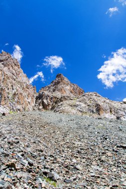 Karakol, Kırgızistan, Orta Asya yakınlarındaki Tian Shan dağlarındaki dağ vadisinde kayalar ve taşlar.