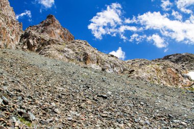 Karakol, Kırgızistan, Orta Asya yakınlarındaki Tian Shan dağlarındaki dağ vadisinde kayalar ve taşlar.
