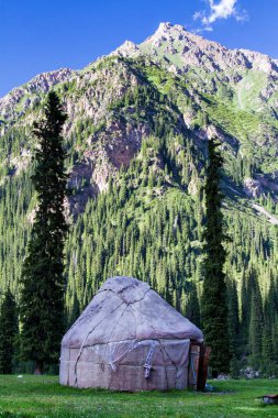 Alatau Platosu 'nda Yurt, Kırgızistan' da Karakol yakınlarında Tian Shan Dağları. Orta Asya