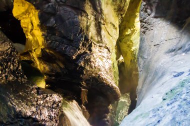 Trummelbach Şelalesi, Lauterbrunnen Vadisi 'ne akıyor, Bern Kantonu, İsviçre.