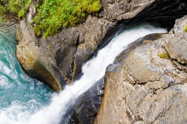 Trummelbach Şelalesi, Lauterbrunnen Vadisi 'ne akıyor, Bern Kantonu, İsviçre.