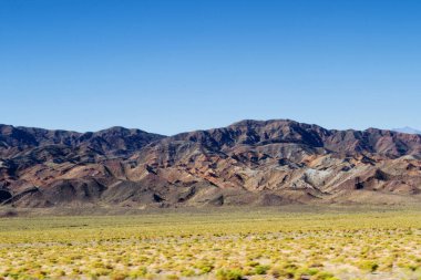 Kırgızistan, Orta Asya 'da Kochkor ve Naryn yakınlarında bir dağ gölü olan güzel bir manzara.