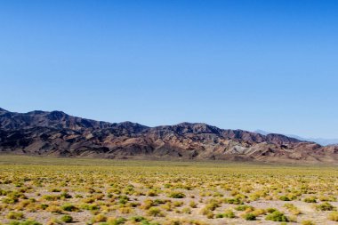 Kırgızistan, Orta Asya 'da Kochkor ve Naryn yakınlarında bir dağ gölü olan güzel bir manzara.