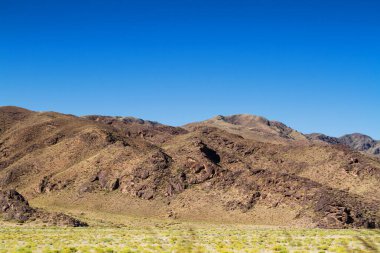Kırgızistan, Orta Asya 'da Kochkor ve Naryn yakınlarında bir dağ gölü olan güzel bir manzara.