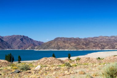 Kırgızistan, Orta Asya 'da Kochkor ve Naryn yakınlarında bir dağ gölü olan güzel bir manzara.