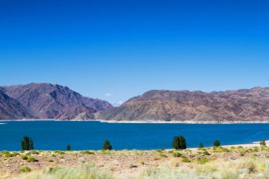 Kırgızistan, Orta Asya 'da Kochkor ve Naryn yakınlarında bir dağ gölü olan güzel bir manzara.