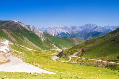 Kırgızistan 'daki Song Kul gölüne giden yol. Tian Shan Dağları, Orta Asya