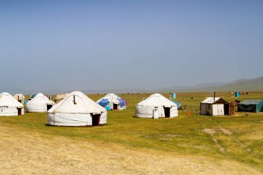 Yurt Kırgızistan 'daki Song Kol Gölü' nde. Orta Asya