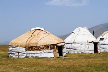 Yurt Kırgızistan 'daki Song Kol Gölü' nde. Orta Asya