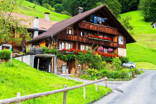 Typowy Szwajcarski Dom Ozdobami Kwiatami Szwajcaria — Zdjęcie stockowe