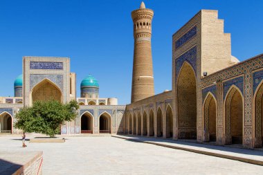 Kalyan Camii 'nin avlusu, ana kapı önündeki Şeyh mezarı, Buhara, Özbekistan, Orta Asya' da bulunan parlak mavi kiremitlerle süslenmiş.