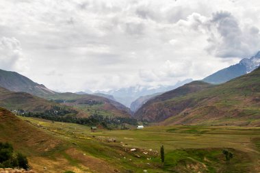 Fan Dağları 'ndaki tepe manzarası. Pamir. Tacikistan. Orta Asya.