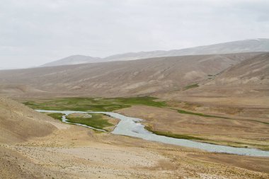 Panj Nehri (Amu Darya), Panj Nehri (Amu Darya) yakınlarındaki Wakhan Coridor 'da Pamir karayolunun yanında yer alır. Marco Polo ipek yolu. Gorno Badakhsan ili, Tacikistan, Orta Asya