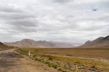 Pamir otoyolu. Marco Polo ipek yolu. Gorno Badakhsan ili, Tacikistan. Orta Asya Pamir Anayolu Kırgızistan 'dan Murghab' a Wakhan Vadisi 'nden Khorog' a oradan da Dushanbe 'ye gider..