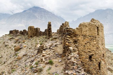 Yamchun Kalesi, Tacikistan 'ın Gorno-Badakhshan Özerk Bölgesi' ndeki Wakhan Vadisi 'nin en önemli tarihi yeridir. Uzaktaki dağlar Afganistan ve Hindukush 'ta..
