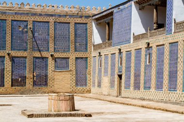 KHIVA, UZBEKISTAN - 14 Ağustos 2015: Tosh Hovl Palace, Khiva, Özbekistan, Orta Asya 'daki harem avlusu. Khiva ünlü Marco Polo İpek Yolu üzerinde antik bir şehirdi..