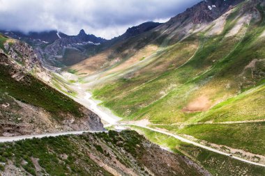 Fan Dağları 'ndaki tepe manzarası. Pamir. Tacikistan. Orta Asya.