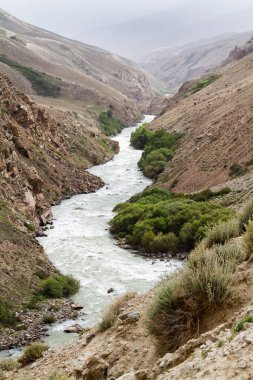 Panj Nehri (Amu Darya), Panj Nehri (Amu Darya) yakınlarındaki Wakhan Coridor 'da Pamir karayolunun yanında yer alır. Marco Polo ipek yolu. Gorno Badakhsan ili, Tacikistan, Orta Asya
