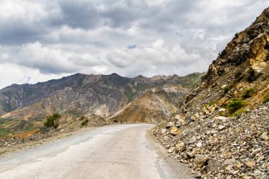 Fan Dağları 'ndaki tepe manzarası. Pamir. Tacikistan. Orta Asya.