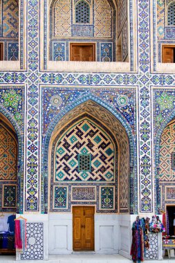 SAMARKAND, UZBEKISTAN - 10 Ağustos 2015: Tilya Kori Madrasah 'ın eski avlusu 10 Ağustos' ta Semerkand, Özbekistan, Orta Asya 'da turist tezgahları, sanat galerileri ve atölyelere ev sahipliği yaptı.