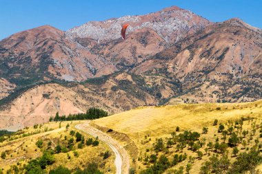 Özbekistan, Orta Asya 'daki Charvak Gölü yakınlarındaki Rolling Hills ve Tian Shan Dağları