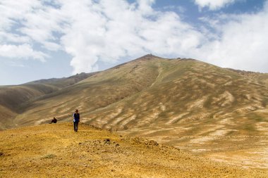PAMIR, TAJIKISTAN - 22 Temmuz 2015: Pamir 'de turist yürüyüşü. Gorno Badakhsan ili, Tacikistan. Orta Asya. Pamir Otoyolu Kırgızistan 'dan Murghab' a Wakhan Vadisi 'nden Khorog' a gider.
