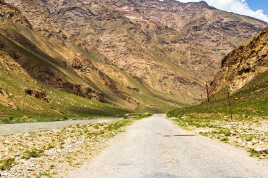 Panj nehrinin (Amu Darya) yanındaki Wakhan Coridor 'da Pamir otoyolu. Marco Polo ipek yolu. Gorno Badakhsan ili, Tacikistan, Orta Asya
