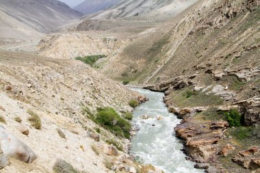 Panj Nehri (Amu Darya), Panj Nehri (Amu Darya) yakınlarındaki Wakhan Coridor 'da Pamir karayolunun yanında yer alır. Marco Polo ipek yolu. Gorno Badakhsan ili, Tacikistan, Orta Asya