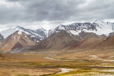 Pamir otoyolu. Marco Polo ipek yolu. Gorno Badakhsan ili, Tacikistan. Orta Asya Pamir Anayolu Kırgızistan 'dan Murghab' a Wakhan Vadisi 'nden Khorog' a oradan da Dushanbe 'ye gider..