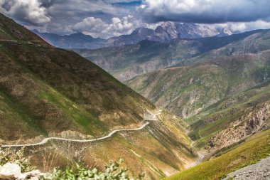 Fan Dağları 'ndaki tepe manzarası. Pamir. Tacikistan. Orta Asya.