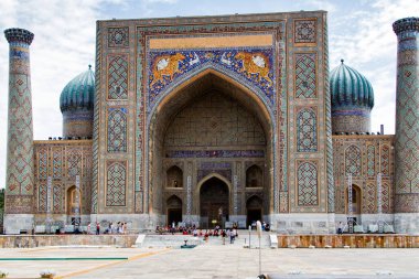 SAMARKAND, UZBEKISTAN - 10 Ağustos 2015 tarihinde Sher Dor Madrasah, Registan, Semerkant, Orta Asya. Semerkand antik İpek Yolu üzerindeki şehirlerden biridir..