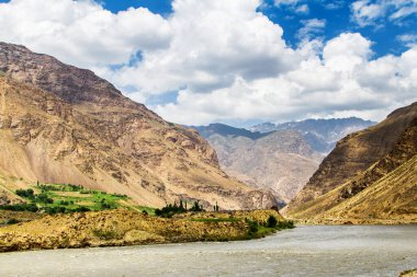 Panj nehrinin (Amu Darya) yanındaki Wakhan Coridor 'da Pamir otoyolu. Marco Polo ipek yolu. Gorno Badakhsan ili, Tacikistan, Orta Asya