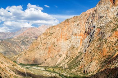 Fan Dağları 'ndaki tepe ve dağ manzarası. Pamir. Tacikistan. Orta Asya. İskander Kul Yolu.